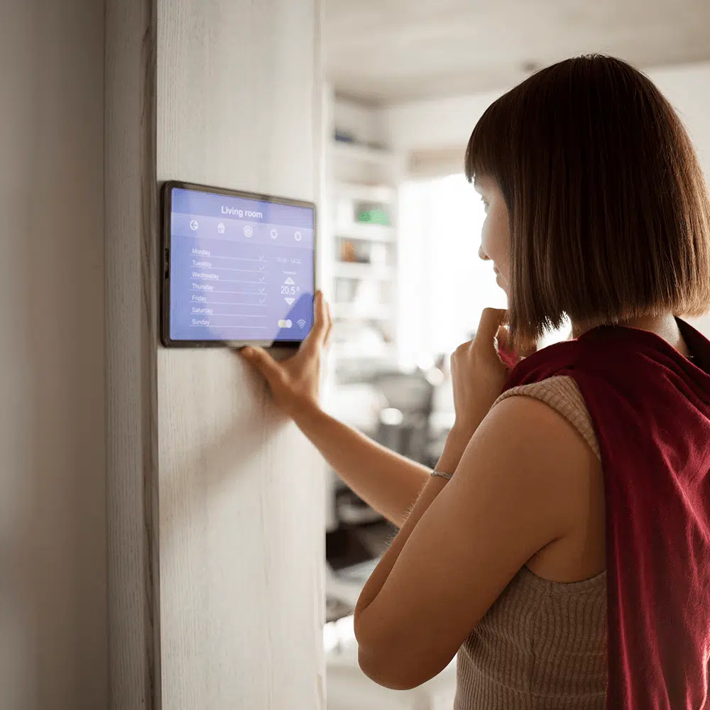 Frau die ein Energiesystem bedient