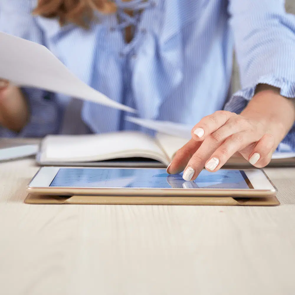 Frau erstellt Energiekonto